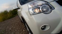 Nissan X-Trail II Terenowy 2.0 dCi 150KM - galeria redakcyjna - prawy przedni reflektor - włączony