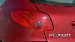 Peugeot 206 XT 1.4 16V (88 KM) - lewy tylny reflektor - wyłączony