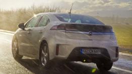 Opel Ampera - wersja przedprodukcyjna - tył - reflektory włączone