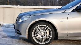 Mercedes Klasa E W212 Limuzyna 500 BlueEFFICIENCY 408KM - galeria redakcyjna - lewe przednie nadkole