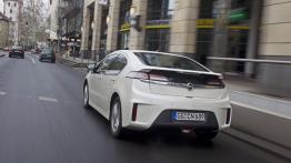 Opel Ampera - wersja przedprodukcyjna - tył - reflektory włączone