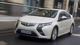 Opel Ampera - wersja przedprodukcyjna - przód - reflektory włączone