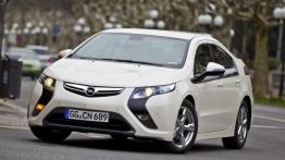 Opel Ampera - wersja przedprodukcyjna - przód - reflektory włączone