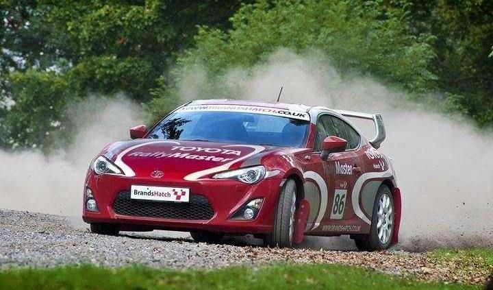 Toyota GT86 pokazuje się w rajdowej scenerii