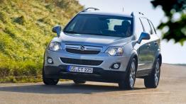 Opel Antara Facelifting - przód - reflektory włączone