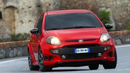 Abarth Punto Evo - przód - reflektory włączone