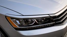 Volkswagen Passat B8 Facelift (2016) - prawy przedni reflektor - wyłączony
