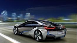 BMW i8 Concept - tył - reflektory włączone