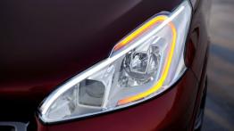 Peugeot 208 GTi Concept - lewy przedni reflektor - włączony