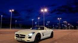 Mercedes SLS AMG Roadster - przód - reflektory włączone