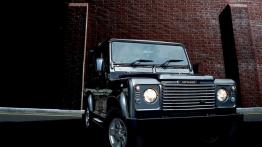 Land Rover Defender - widok z przodu