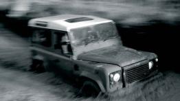 Land Rover Defender - widok z przodu