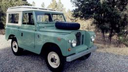 Land Rover Defender - widok z przodu