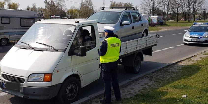 Auto dostawcze wykorzystał jako lawetę. I to nie pierwszy raz