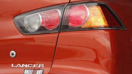 Mitsubishi Lancer Ralliart - prawy tylny reflektor - wyłączony