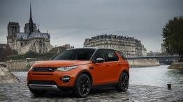 Land Rover Discovery Sport HSE Luxury w Paryżu - widok z przodu