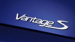 Aston Martin V8 Vantage S - emblemat