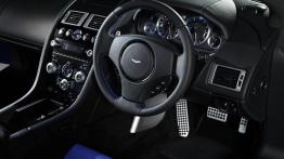 Aston Martin V8 Vantage S - kokpit, nocne zdjęcie