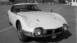 Toyota 2000GT - widok z przodu