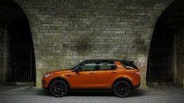 Land Rover Discovery Sport HSE Luxury w Paryżu - lewy bok