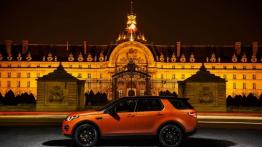 Land Rover Discovery Sport HSE Luxury w Paryżu - lewy bok