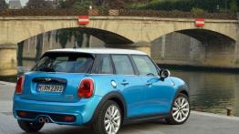 Mini Cooper SD 2014 - wersja 5-drzwiowa w Paryżu - widok z tyłu