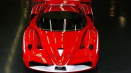 Ferrari FXX - bolid F1 w czerwonym płaszczyku