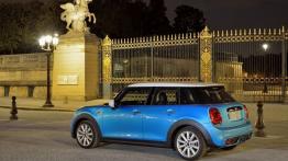 Mini Cooper SD 2014 - wersja 5-drzwiowa w Paryżu - widok z tyłu