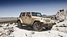 Jeep Wrangler Mojave - przód - reflektory włączone