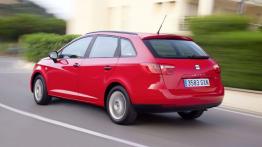 Seat Ibiza SportTourer Ecomotive - tył - reflektory włączone