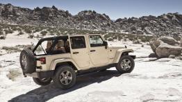 Jeep Wrangler Mojave - tył - reflektory włączone