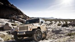 Jeep Wrangler Mojave - przód - reflektory włączone