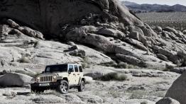 Jeep Wrangler Mojave - przód - reflektory włączone